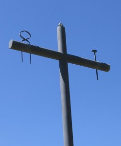 Kreuz mit Hammer und Zange