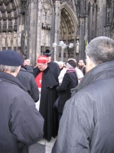 Kardinal Meisner vor dem Kölner Dom